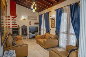 تلفزيون، مدفأة، مشغل دي في دي، كُتُب