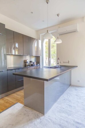 Réfrigérateur, micro-ondes, plaque de cuisson, lave-vaisselle