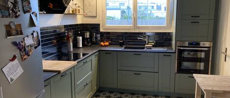 Kühlschrank, Mikrowelle, Ofen, Herdplatte