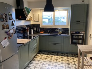 Refrigerador, microondas, horno y parrilla de estufa 