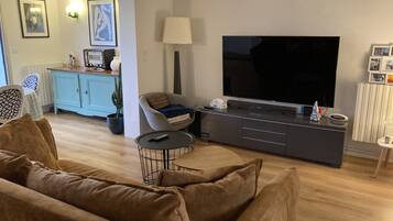 Télévision, lecteur de DVD, table de tennis de table, livres