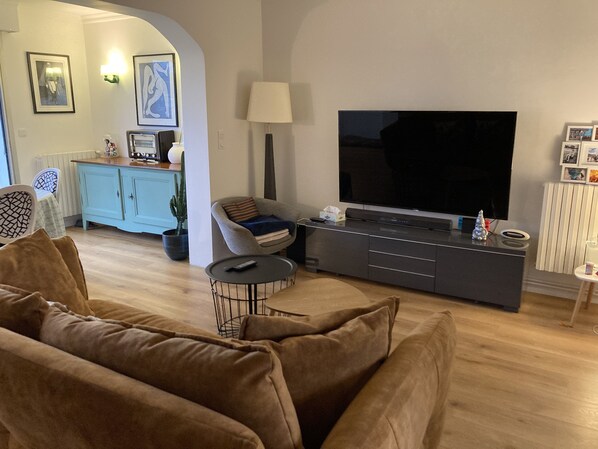 Televisión, reproductor de DVD, tenis de mesa y libros 