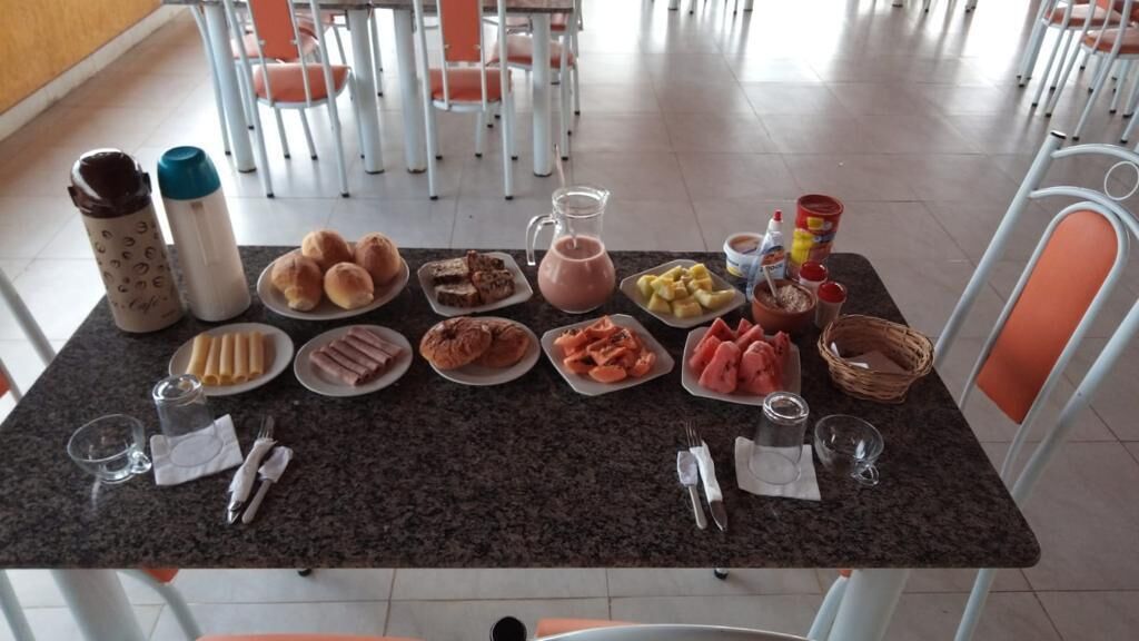 Café da manhã com buffet grátis todos os dias