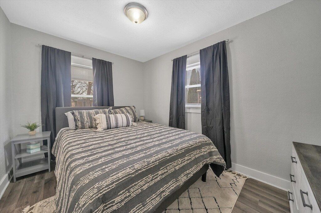 Cozy 2 bedroom home with Wi-Fi & large deck