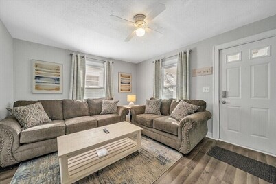 Cozy 2 bedroom home with Wi-Fi & large deck