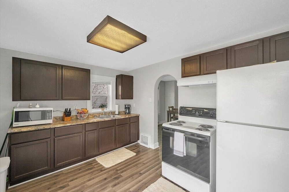 Cozy 2 bedroom home with Wi-Fi & large deck