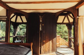 5 bedrooms, desk, travel cot, free WiFi