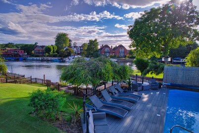 Charming Riverside Cottage - Ideal for Families & Groups, Pool, Gardens & River