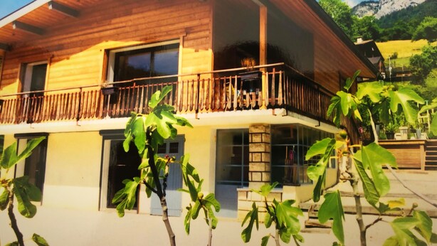 A modern two-story house with a wooden balcony and large windows. - 3 Bedroom Villa in Dingy-Saint-Clair (Dingy-Saint-Clair)