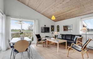 TV - 2 bedroom stunning home in Gudhjem (Gudhjem)