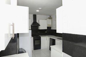 House, Multiple Beds | Private kitchen | Fridge, microwave, oven, stovetop - Beautiful and Spacious House in South East London (London)