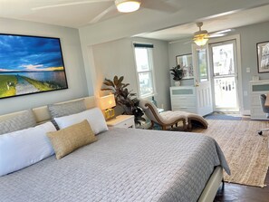 4 bedrooms, desk, free WiFi, bed sheets - NEW Lagoon-Front Escape with Decks, Kayaks & Fire Pit – Near LBI (Manahawkin)