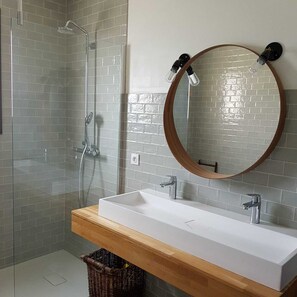 Bathtub, hair dryer, towels