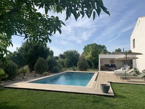 Een buitenzwembad en een verwarmd zwembad