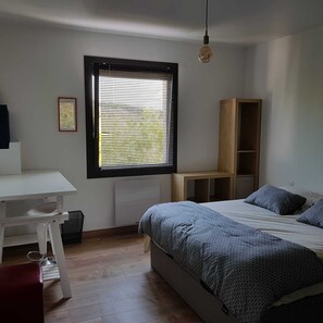 4 bedrooms, iron/ironing board, free WiFi, bed sheets