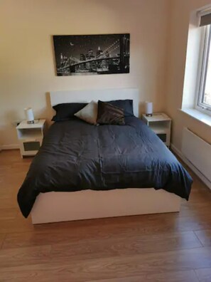 3 bedrooms, free WiFi, bed sheets - Entire 3 Bedroom House Manchester Free Parking (Salford)