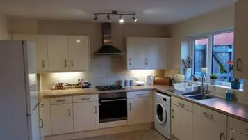 House | Private kitchen | Fridge, microwave, oven, stovetop