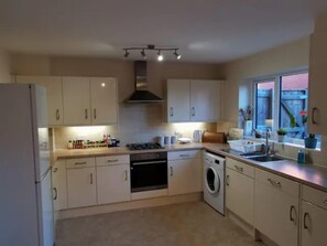 Private kitchen - Entire 3 Bedroom House Manchester Free Parking (Salford)