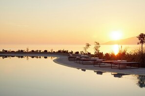 Indoor pool, outdoor pool, sun loungers - Parocks Luxury Hotel & Spa (Paros)