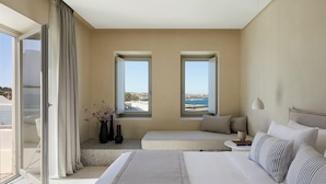 Comfort Room, Jetted Tub, Sea View | Bar mini, peti besi dalam bilik, meja, langsir/tirai gelap terus 