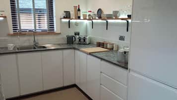 Lemari es, microwave, oven, dan kompor