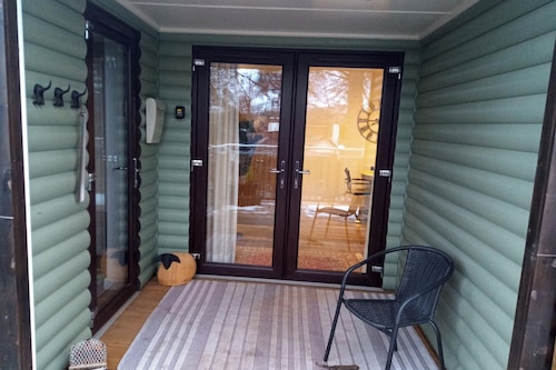 2 Bed Cottage Sleeps 4 -private Garden -pets Okay