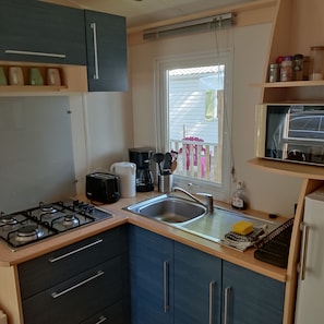 Fridge, microwave, stovetop, coffee/tea maker - Smart Home Paris with terrace, ~15 min Europapark, Rulantica (Boofzheim)