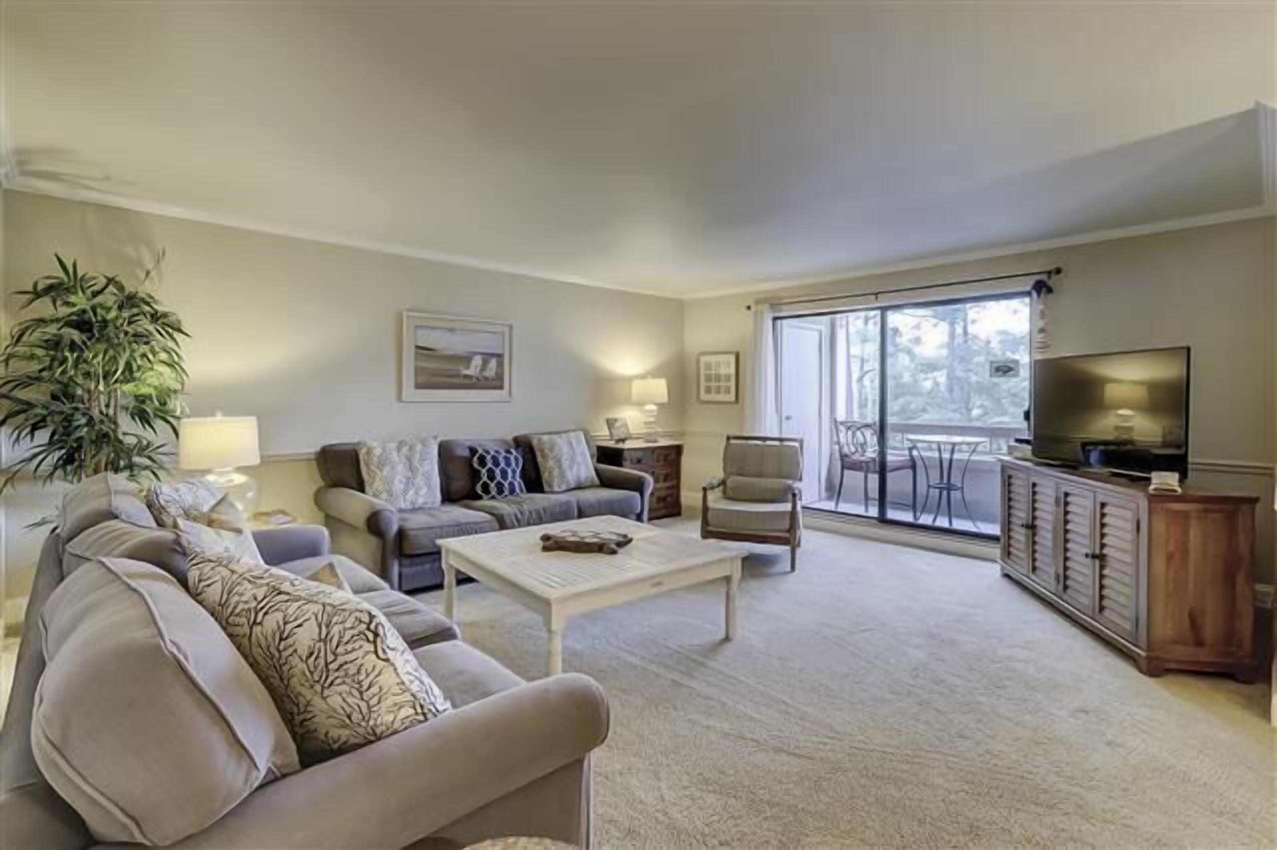 Luxurious Fourth-Floor Villa w/ Golf Views near Harbour Town Marina