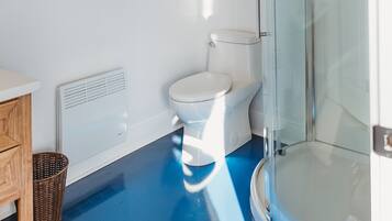 Dusch, handdukar, tvål och schampo