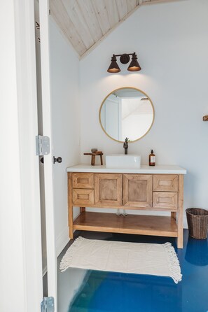 Douche, serviettes fournies, savon, shampooing