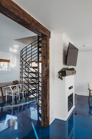 Interior. Stunning Guesthouse in historic Georgetown w/hot tub!