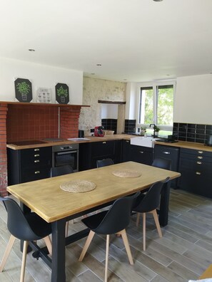 ثلاجة، ميكروويف، فرن، موقد طهي مسطح