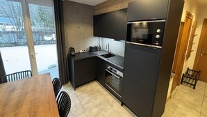 A compact kitchen with a built-in oven, a sink, and a refrigerator. - 350m from ski slopes, 2nd floor, sauna, terrace, ski locker, 41m², Valloire (Valloire)