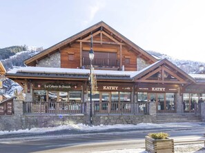 A wooden building with a sign reading 'KATHY' and 'PRET A PORTER'. - Resort center, 1st floor, terrace, balcony, tv, ski locker, 70m², Valloire (Valloire)