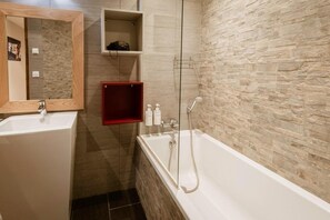Bathtub - 250m from ski slopes, 2nd floor, balcony, ski locker, 84m², Valloire (Valloire)