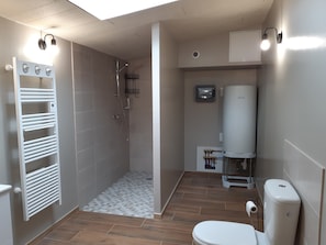 Dusche, Haartrockner, Handtücher, Toilettenpapier