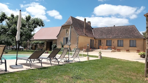 Ancienne ferme périgourdine  rénovée -wifi, 2 salles de bain.