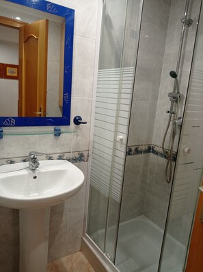 Badewanne, Handtücher, Toilettenpapier