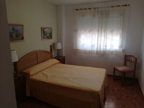 2 habitaciones, tabla de planchar con plancha y ropa de cama 