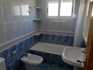 Bathtub, towels
