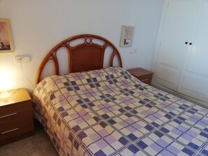 3 quartos, ferros/tábuas de passar roupa, roupa de cama