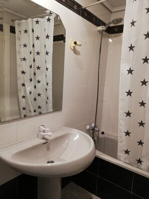 Badewanne, Handtücher, Toilettenpapier