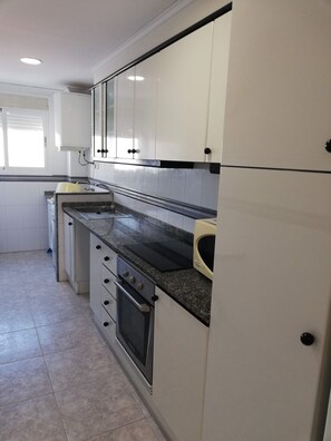 Een koelkast, een microgolfoven, een oven