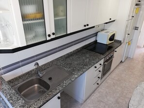 Een koelkast, een microgolfoven, een oven