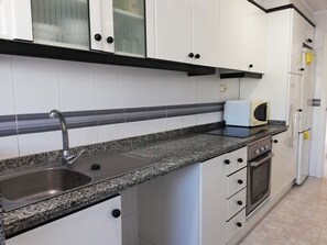 Réfrigérateur, micro-ondes, four, cafetière/bouilloire