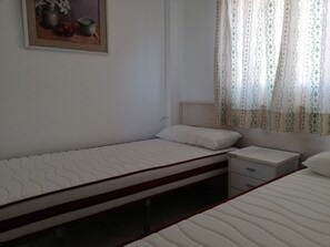 3 slaapkamers, een strijkplank/strijkijzer, beddengoed