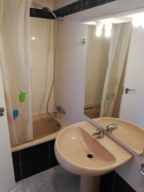 Banheira, toalhas de banho, papel higiênico 