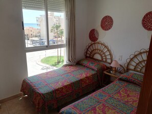 3 bedrooms, iron/ironing board, bed sheets