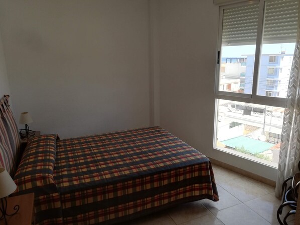 3 bedrooms, iron/ironing board, bed sheets