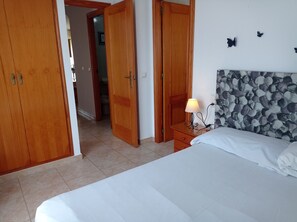 3 bedrooms, iron/ironing board, bed sheets